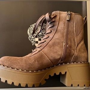 Vince comuto boots, size 7, original box.